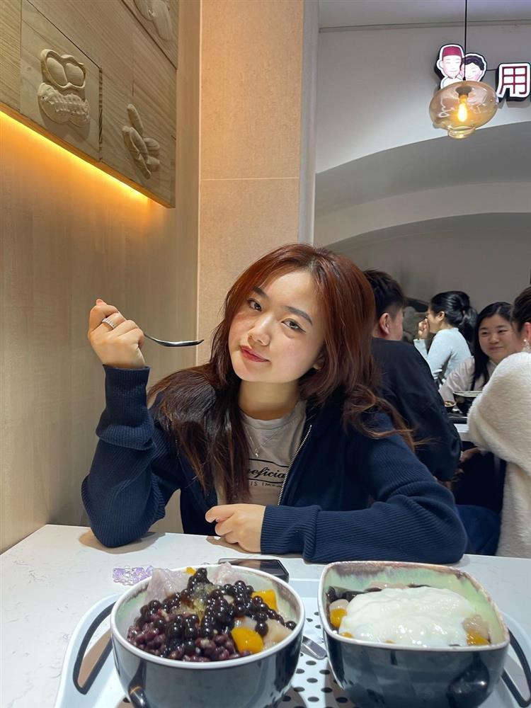 Ông lão người Việt đạp xe, bán hàng rong bánh khúc, bánh rán ở nước Anh-3