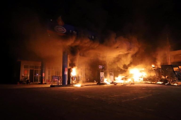 Đang giao xăng dầu, xe bồn bất ngờ cháy dữ dội-1