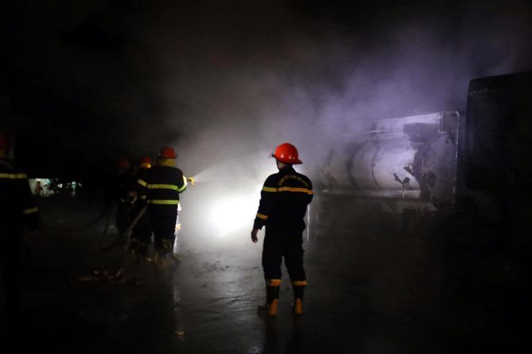 Đang giao xăng dầu, xe bồn bất ngờ cháy dữ dội-2