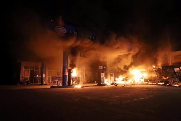 Tầng tum nhà dân ở Hà Nội bốc cháy như đuốc ngày cuối năm-2