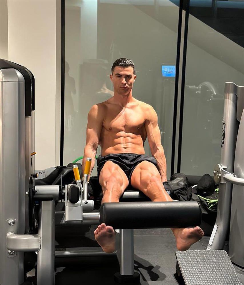 Cristiano Ronaldo shows off his muscular body at the age of U40-1