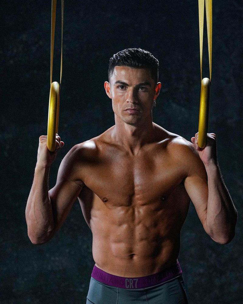 Cristiano Ronaldo khoe body vạm vỡ ở tuổi U40-3