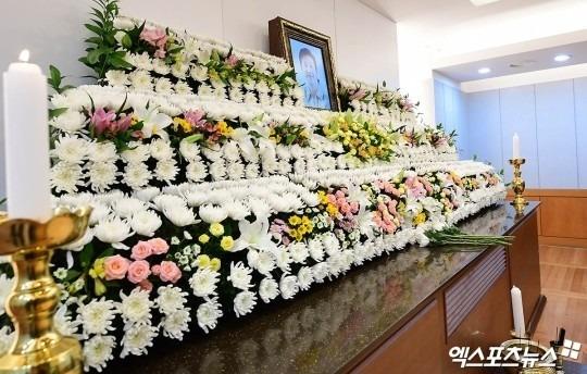 Vợ con khóc nghẹn, suy sụp trong lễ tang Lee Sun Kyun-1