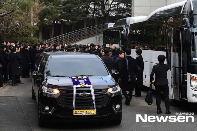 Vợ con khóc nghẹn, suy sụp trong lễ tang Lee Sun Kyun-11