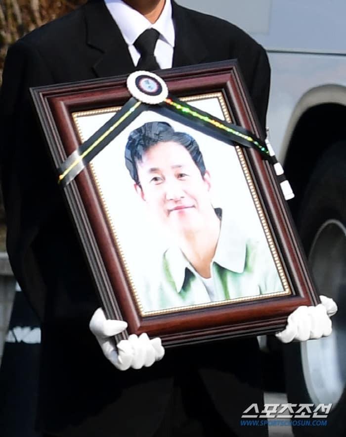 Vợ con khóc nghẹn, suy sụp trong lễ tang Lee Sun Kyun-13