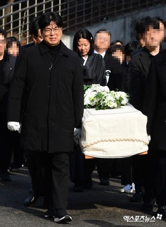 Vợ con khóc nghẹn, suy sụp trong lễ tang Lee Sun Kyun-14