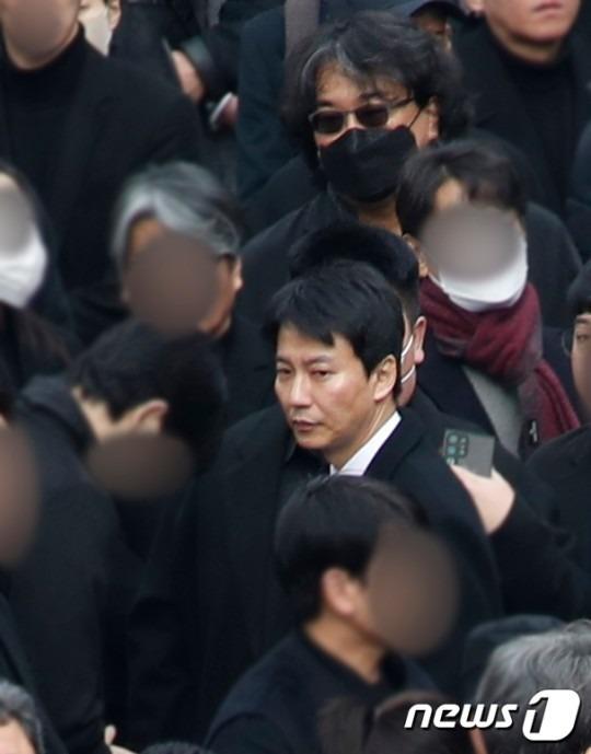 Vợ con khóc nghẹn, suy sụp trong lễ tang Lee Sun Kyun-15