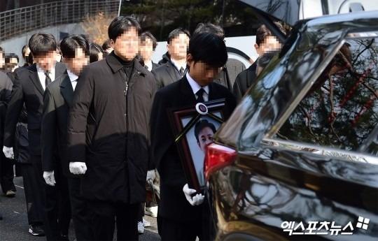 Vợ con khóc nghẹn, suy sụp trong lễ tang Lee Sun Kyun-16