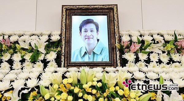 Vợ con khóc nghẹn, suy sụp trong lễ tang Lee Sun Kyun-18