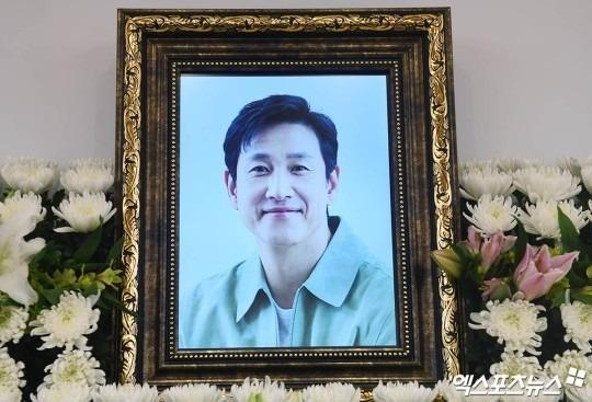 Vợ con khóc nghẹn, suy sụp trong lễ tang Lee Sun Kyun-2
