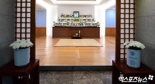 Vợ con khóc nghẹn, suy sụp trong lễ tang Lee Sun Kyun-4