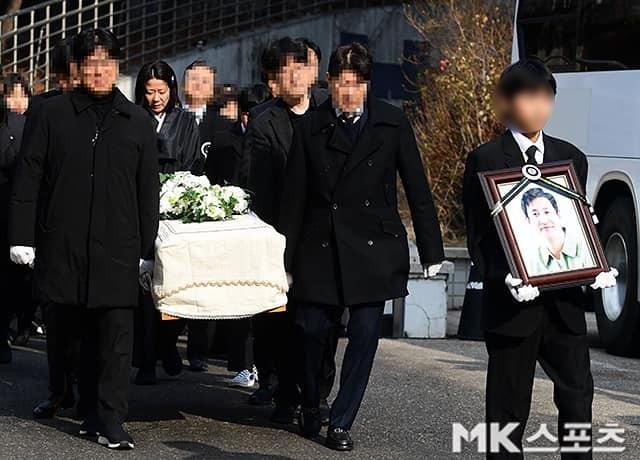 Vợ con khóc nghẹn, suy sụp trong lễ tang Lee Sun Kyun-6