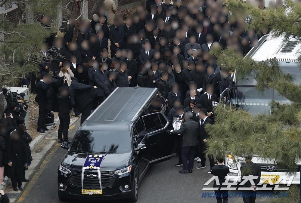 Vợ con khóc nghẹn, suy sụp trong lễ tang Lee Sun Kyun-7