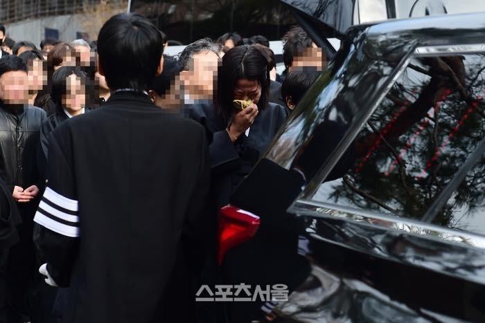Vợ con khóc nghẹn, suy sụp trong lễ tang Lee Sun Kyun-8