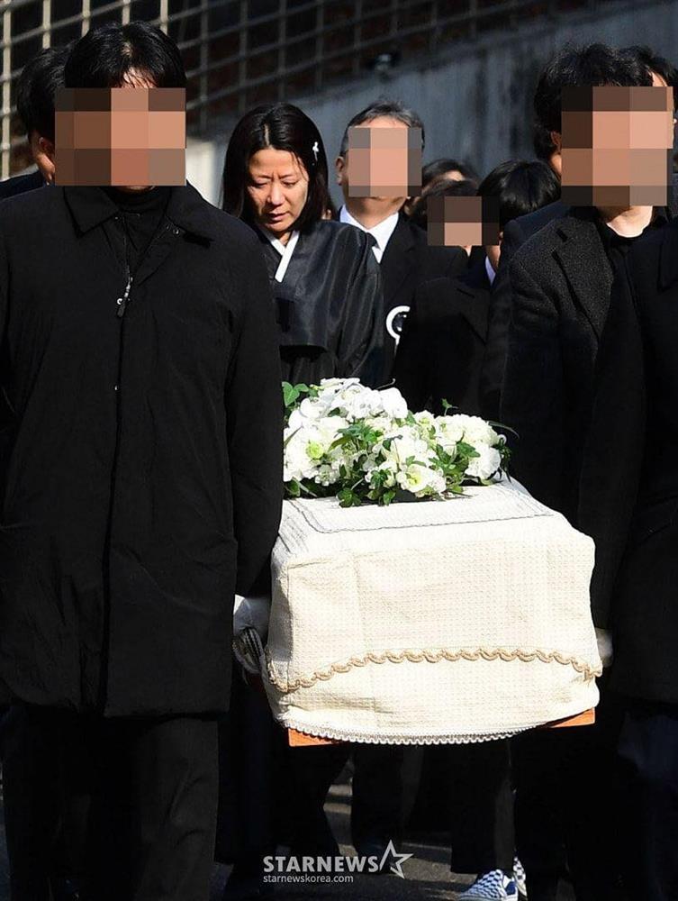 Vợ con khóc nghẹn, suy sụp trong lễ tang Lee Sun Kyun-9