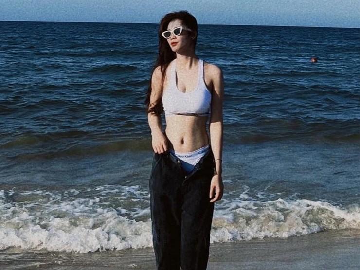 2 nữ cầu thủ Việt tích cực mặc khoe body khi rời sân cỏ, hot nhất là thời trang đi biển?-1