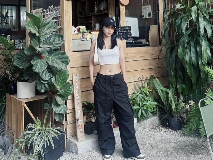 2 nữ cầu thủ Việt tích cực mặc khoe body khi rời sân cỏ, hot nhất là thời trang đi biển?-12