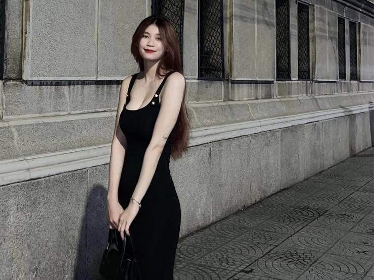 2 nữ cầu thủ Việt tích cực mặc khoe body khi rời sân cỏ, hot nhất là thời trang đi biển?-4