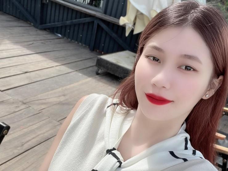 2 nữ cầu thủ Việt tích cực mặc khoe body khi rời sân cỏ, hot nhất là thời trang đi biển?-5