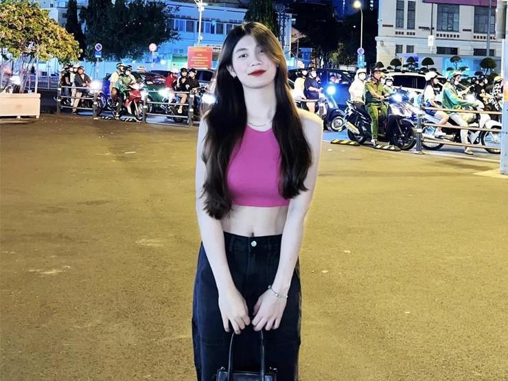 2 nữ cầu thủ Việt tích cực mặc khoe body khi rời sân cỏ, hot nhất là thời trang đi biển?-7