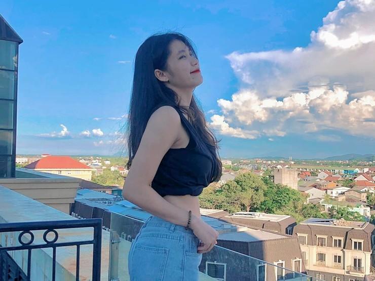 2 nữ cầu thủ Việt tích cực mặc khoe body khi rời sân cỏ, hot nhất là thời trang đi biển?-8