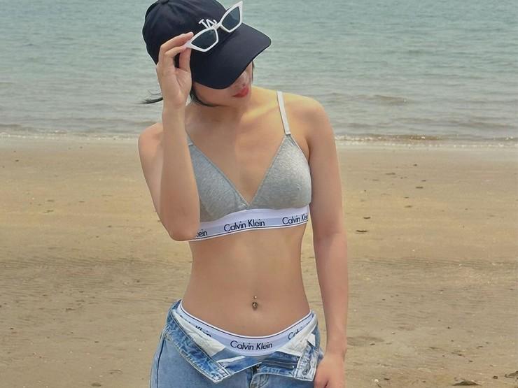 2 nữ cầu thủ Việt tích cực mặc khoe body khi rời sân cỏ, hot nhất là thời trang đi biển?-9