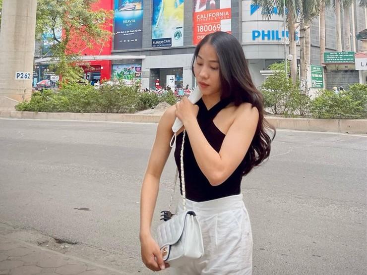 2 nữ cầu thủ Việt tích cực mặc khoe body khi rời sân cỏ, hot nhất là thời trang đi biển?-10