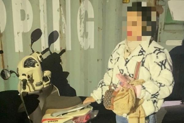 2 thanh niên giật điện thoại của cô gái đang ngồi uống nước ở TPHCM-3