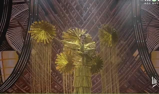 Sân khấu Miss Cosmo Vietnam bị chê tối như đêm 30, sàn trơn trượt hại thí sinh-1