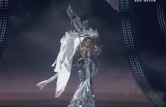 Sân khấu Miss Cosmo Vietnam bị chê tối như đêm 30, sàn trơn trượt hại thí sinh-2