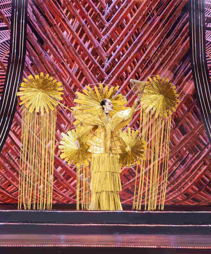Sân khấu Miss Cosmo Vietnam bị chê tối như đêm 30, sàn trơn trượt hại thí sinh-3
