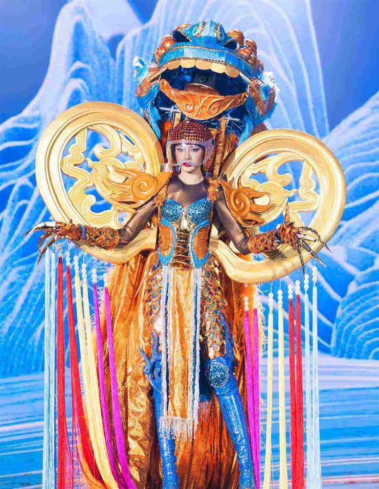 Sân khấu Miss Cosmo Vietnam bị chê tối như đêm 30, sàn trơn trượt hại thí sinh-4