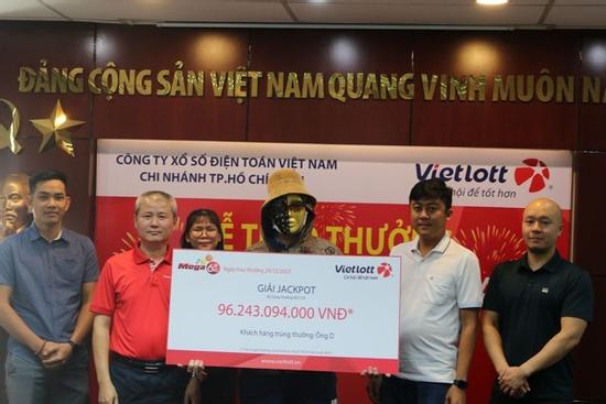 Lái xe ôm trúng 96 tỷ Vietlott hào phóng chia tiền sau khi trúng thưởng 'khủng'