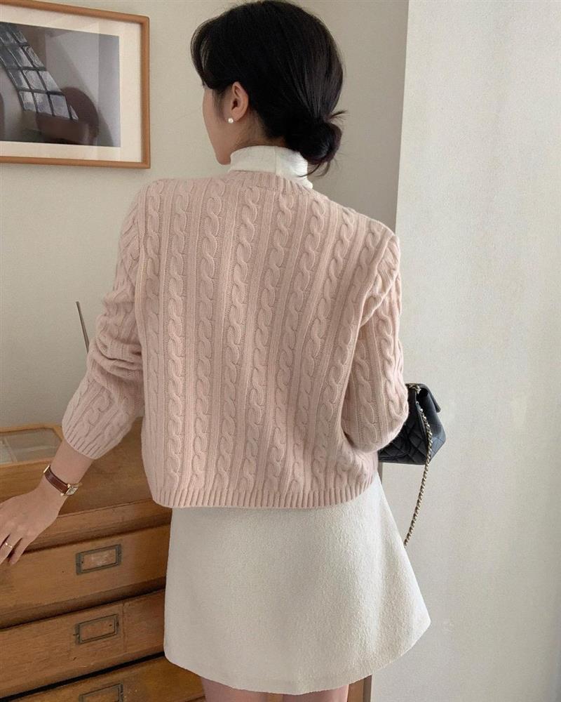 Kiểu tóc sang chảnh được hội blogger Hàn áp dụng khi diện áo cao cổ-1