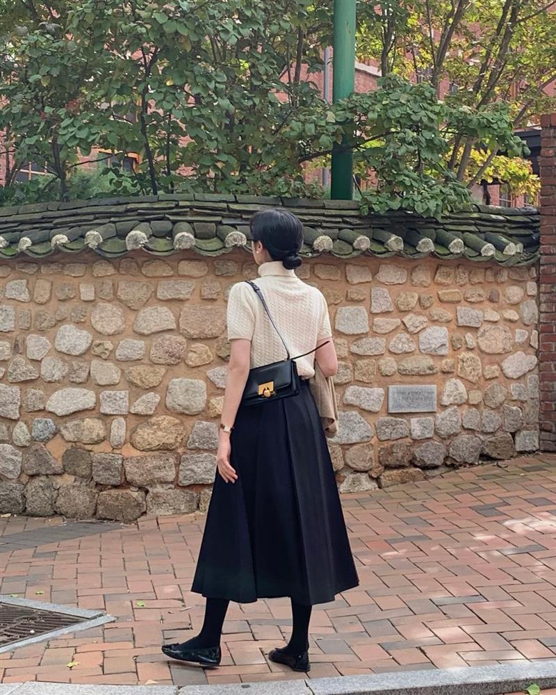 Kiểu tóc sang chảnh được hội blogger Hàn áp dụng khi diện áo cao cổ-7
