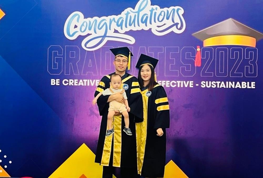Vợ chồng trẻ bế con cùng nhận bằng thạc sĩ: Nếu ế quá, hãy đi học!-1