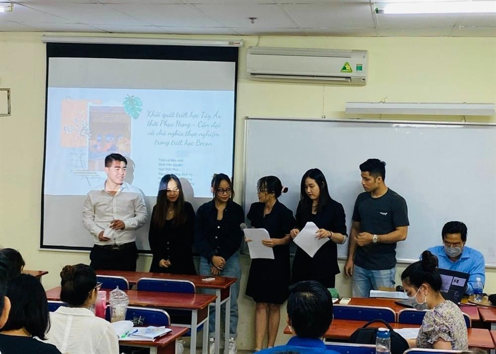 Vợ chồng trẻ bế con cùng nhận bằng thạc sĩ: Nếu ế quá, hãy đi học!-2