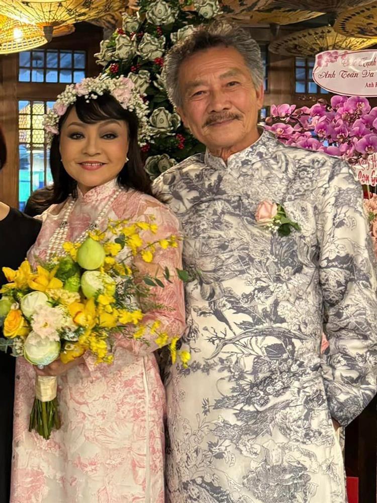 Danh ca Hương Lan kỷ niệm 35 năm ngày cưới với chồng U80-1