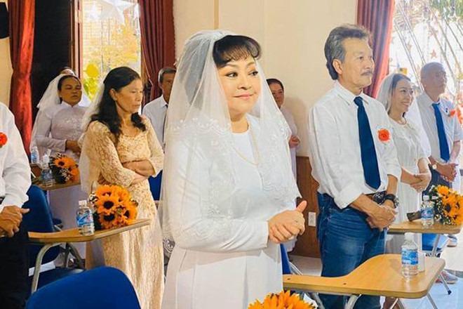 Danh ca Hương Lan kỷ niệm 35 năm ngày cưới với chồng U80-2