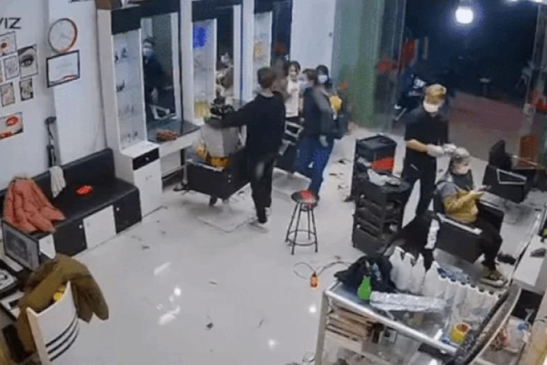 Cô gái kể bố cho mẹ ăn dao cạo, đánh thẳng vùng kín vì dám cắt tóc tém-3