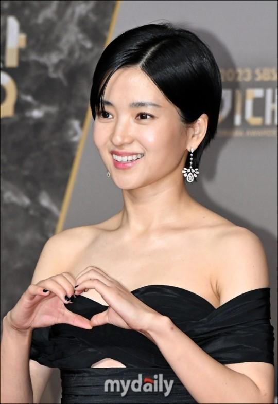 Dàn nghệ sĩ mặc trang phục đen tưởng nhớ Lee Sun Kyun-3