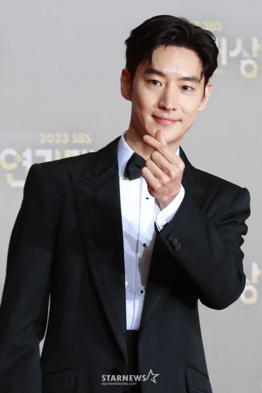 Dàn nghệ sĩ mặc trang phục đen tưởng nhớ Lee Sun Kyun-5