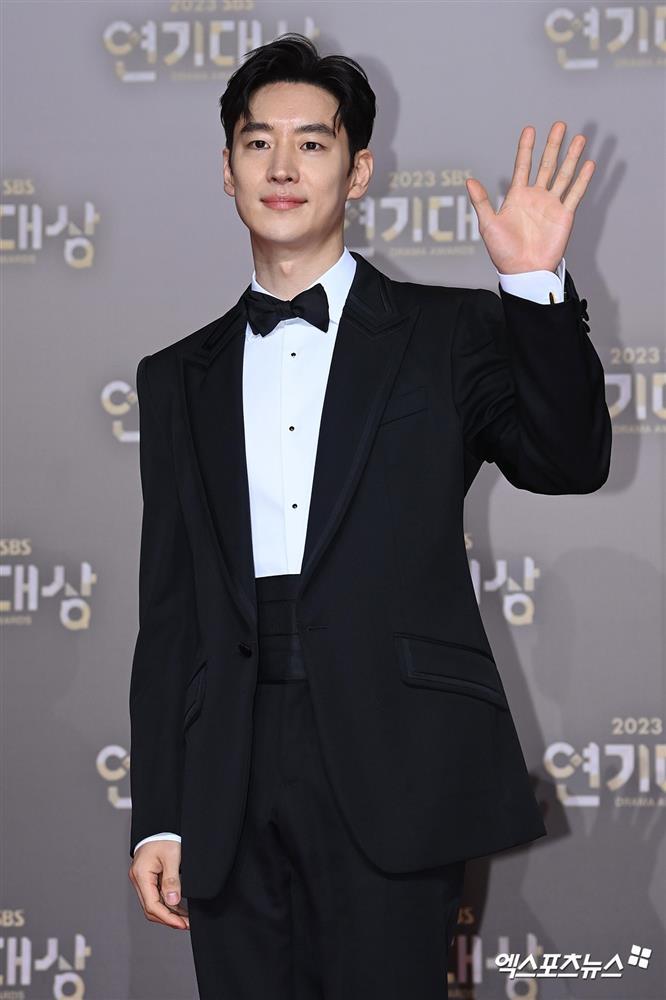 Dàn nghệ sĩ mặc trang phục đen tưởng nhớ Lee Sun Kyun-6