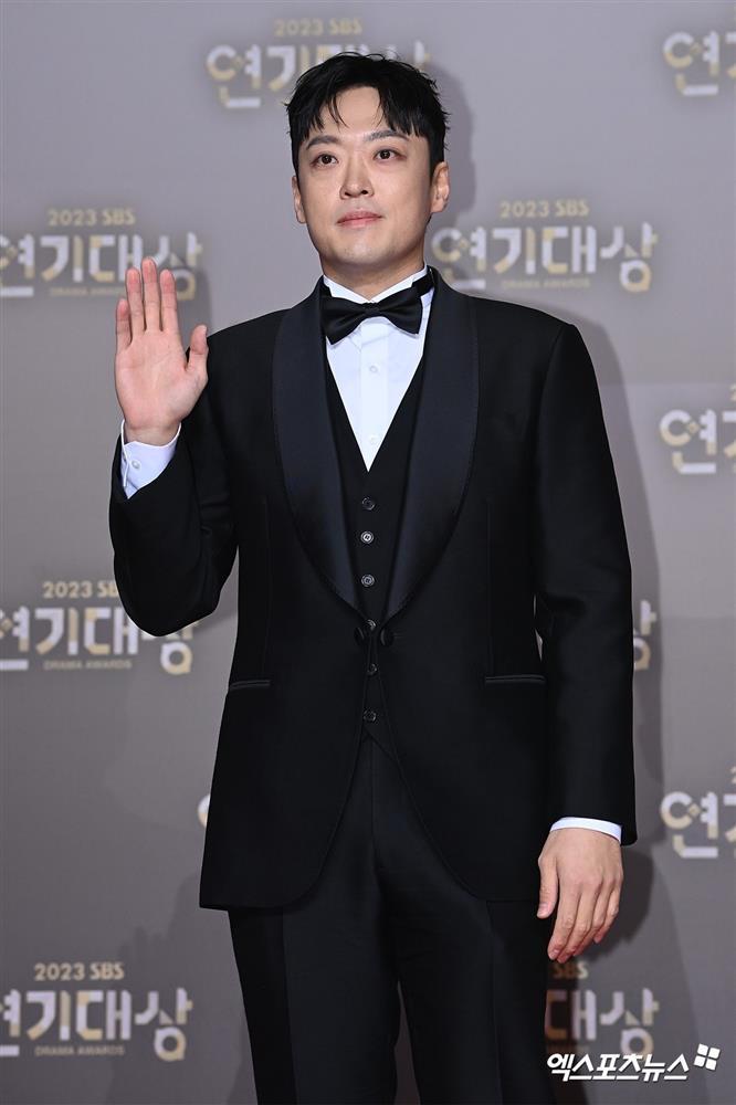 Dàn nghệ sĩ mặc trang phục đen tưởng nhớ Lee Sun Kyun-7