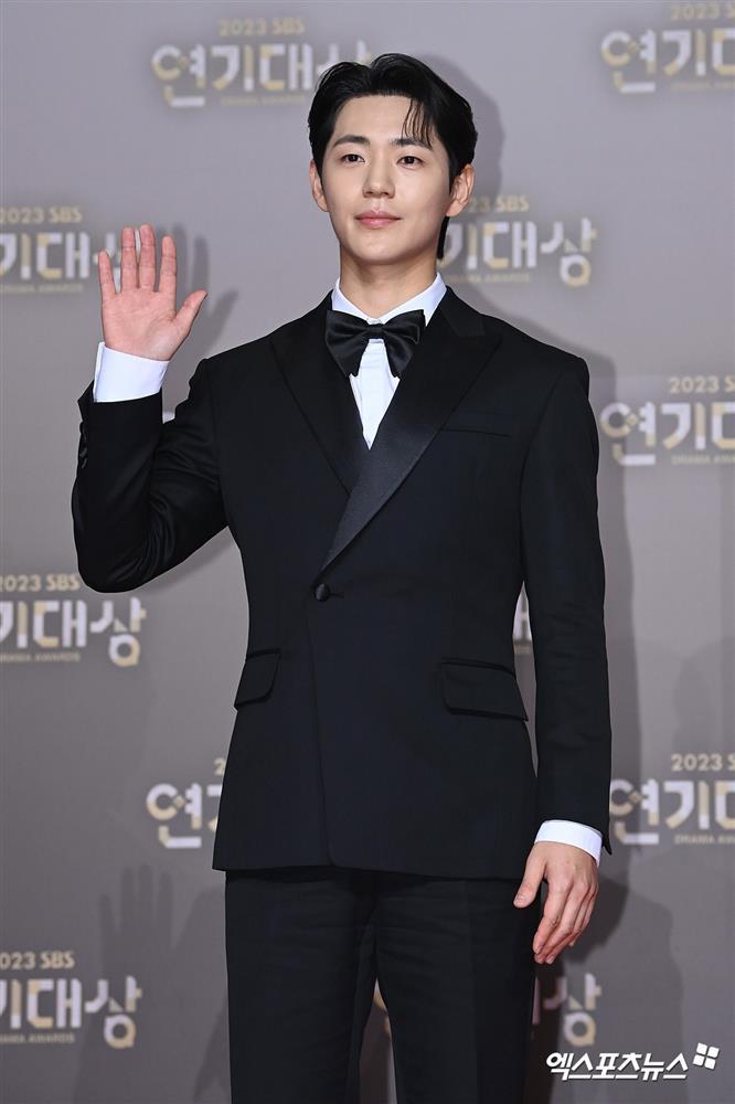 Dàn nghệ sĩ mặc trang phục đen tưởng nhớ Lee Sun Kyun-11