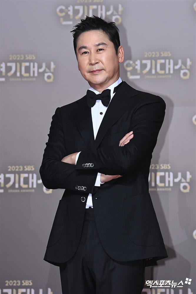 Dàn nghệ sĩ mặc trang phục đen tưởng nhớ Lee Sun Kyun-14