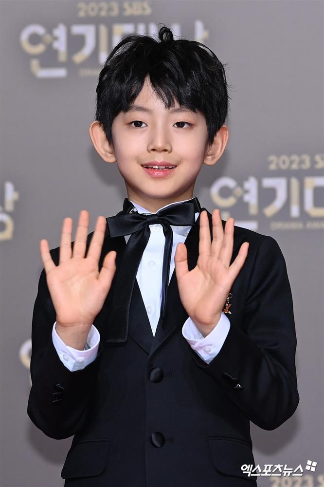 Dàn nghệ sĩ mặc trang phục đen tưởng nhớ Lee Sun Kyun-15