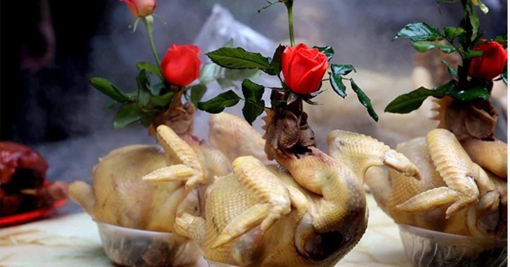 Ý nghĩa gà cúng ngậm hoa hồng đỏ, cách đặt gà trên mâm mang lại phát tài, bình an-3