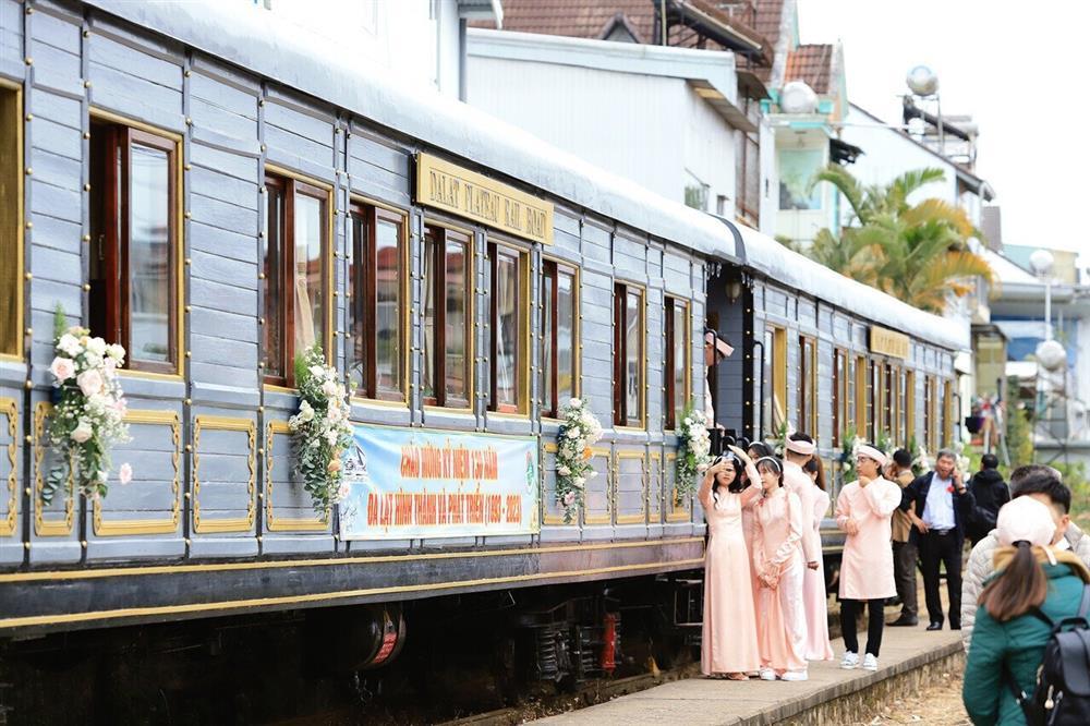 Loạt đám cưới gây bão mạng năm 2023 bởi hồi môn siêu khủng hoặc quá độc đáo-18