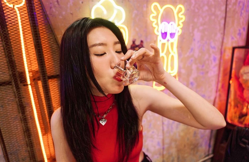 Phim hài có Thúy Ngân, Kiều Minh Tuấn: Kịch bản làm lố, nhân vật vô tri-6